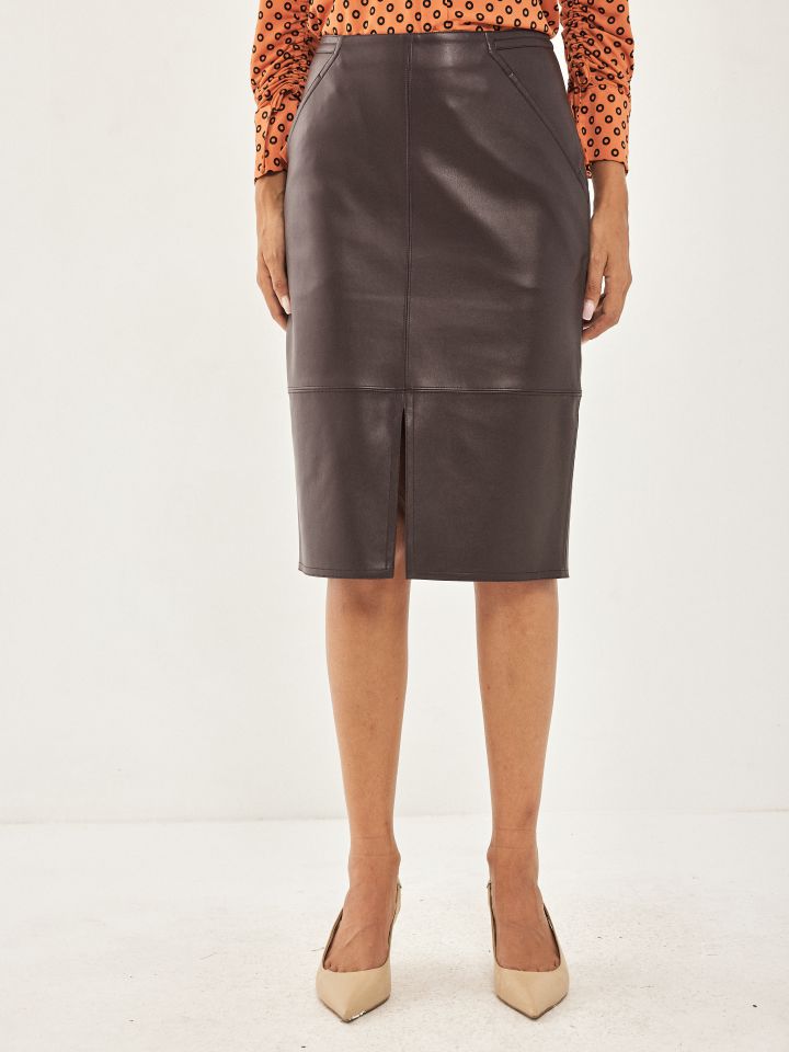 חצאית דמוי עור תיפורים בצבע חום