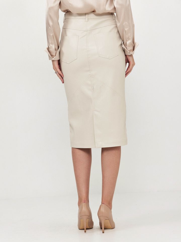 חצאית דמוי עור בצבע בייז’