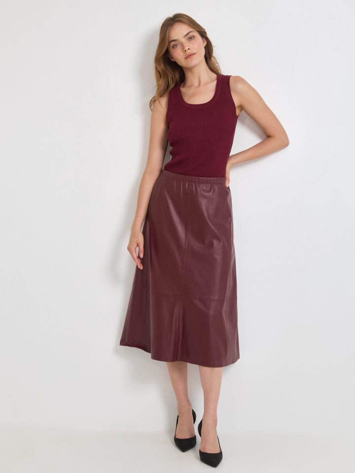 חצאית דמוי עור בצבע בורדו