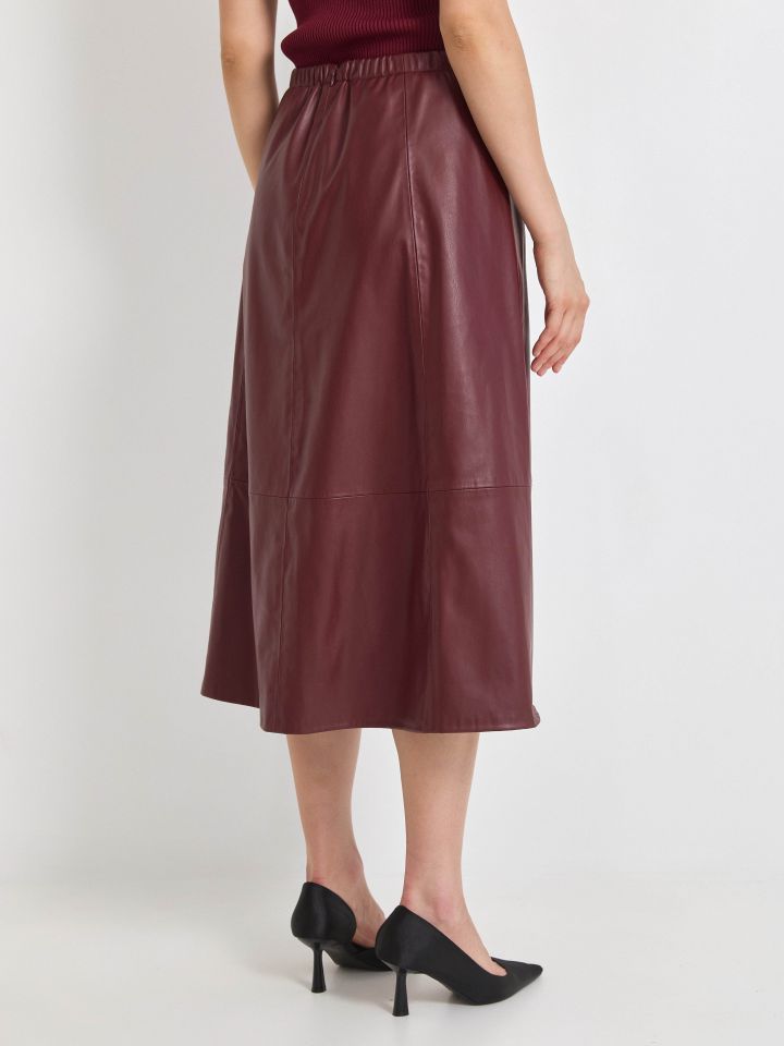 חצאית דמוי עור בצבע בורדו