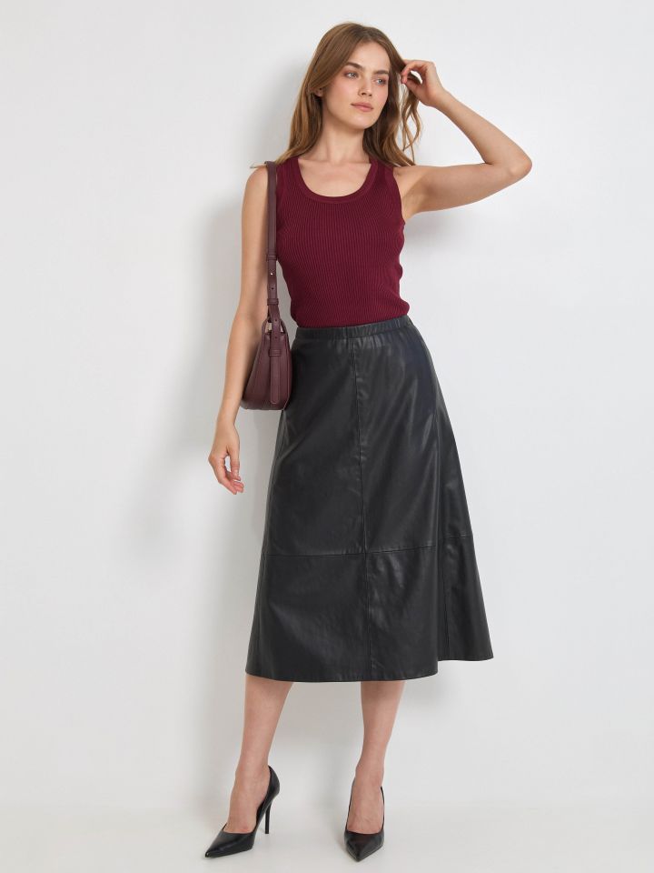 חצאית דמוי עור בצבע שחור