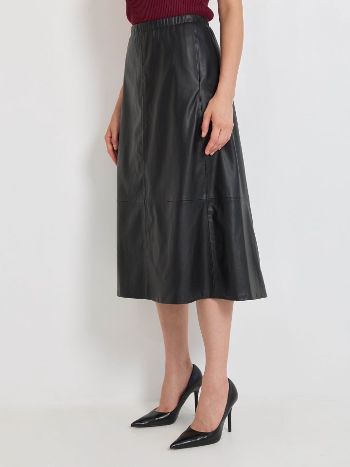 חצאית דמוי עור בצבע שחור