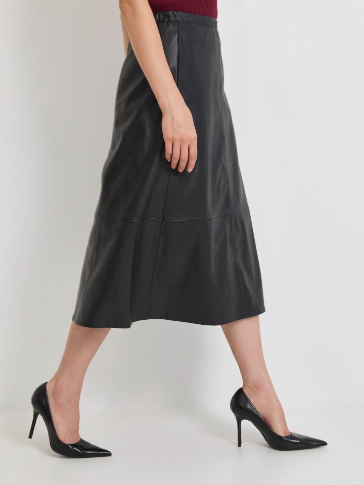 חצאית דמוי עור בצבע שחור