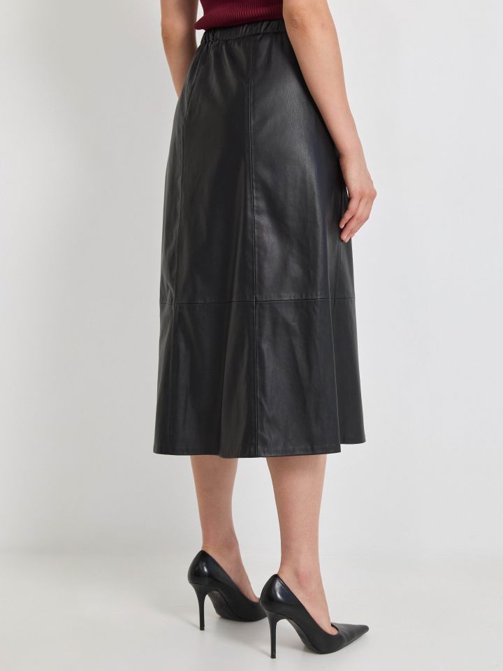 חצאית דמוי עור בצבע שחור