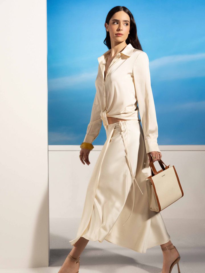 חצאית מעטפה סטן בצבע שמנת