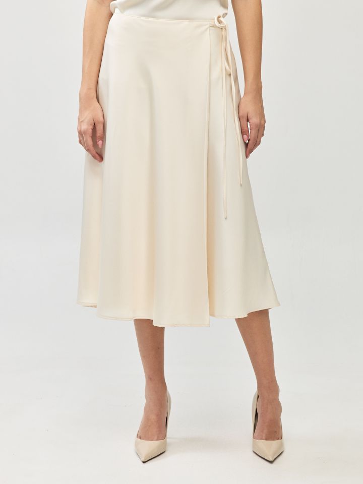 חצאית מעטפה סטן בצבע שמנת