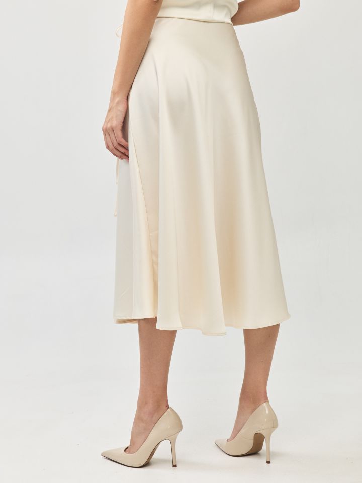 חצאית מעטפה סטן בצבע שמנת