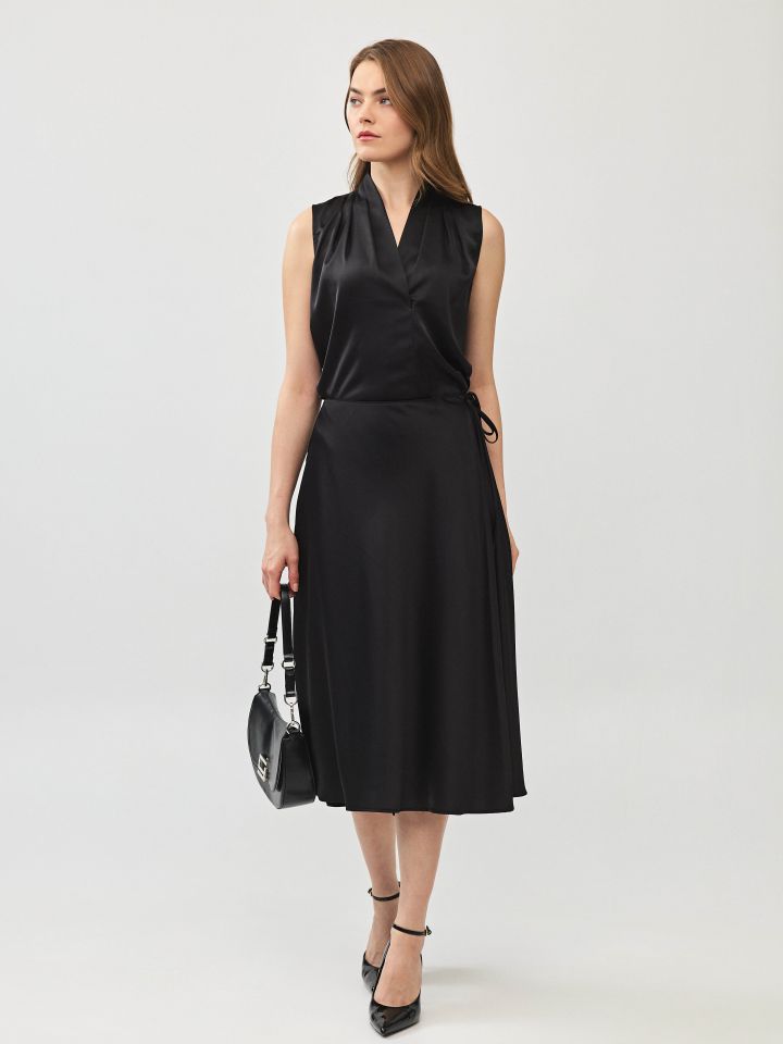 חצאית מעטפה סטן בצבע שחור