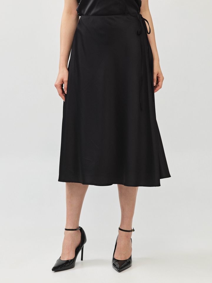 חצאית מעטפה סטן בצבע שחור