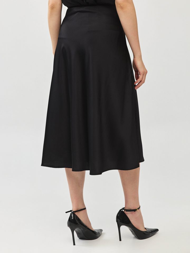 חצאית מעטפה סטן בצבע שחור