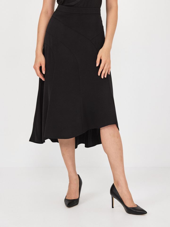 חצאית חיתוכים חלקה בצבע שחור