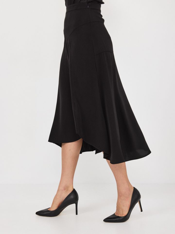 חצאית חיתוכים חלקה בצבע שחור