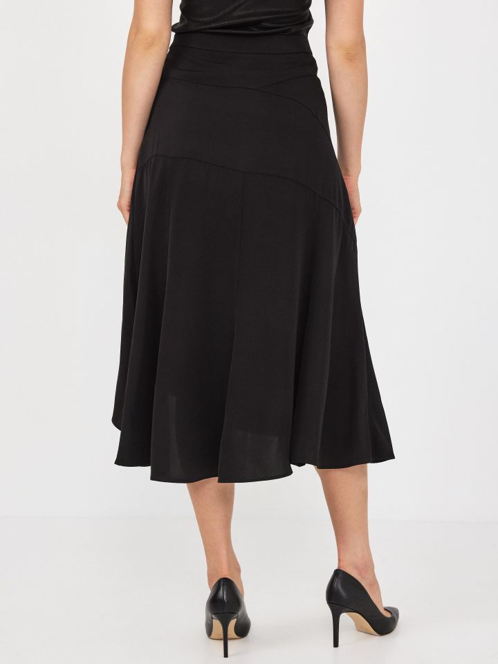 חצאית חיתוכים חלקה בצבע שחור