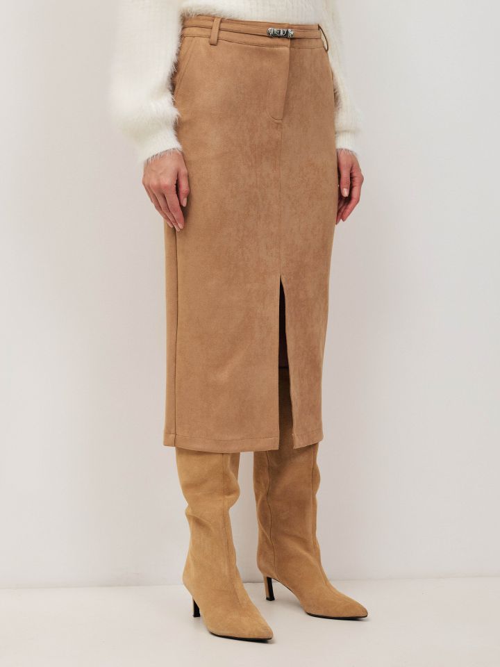 חצאית מראה זמש וחגורה בצבע בייז’