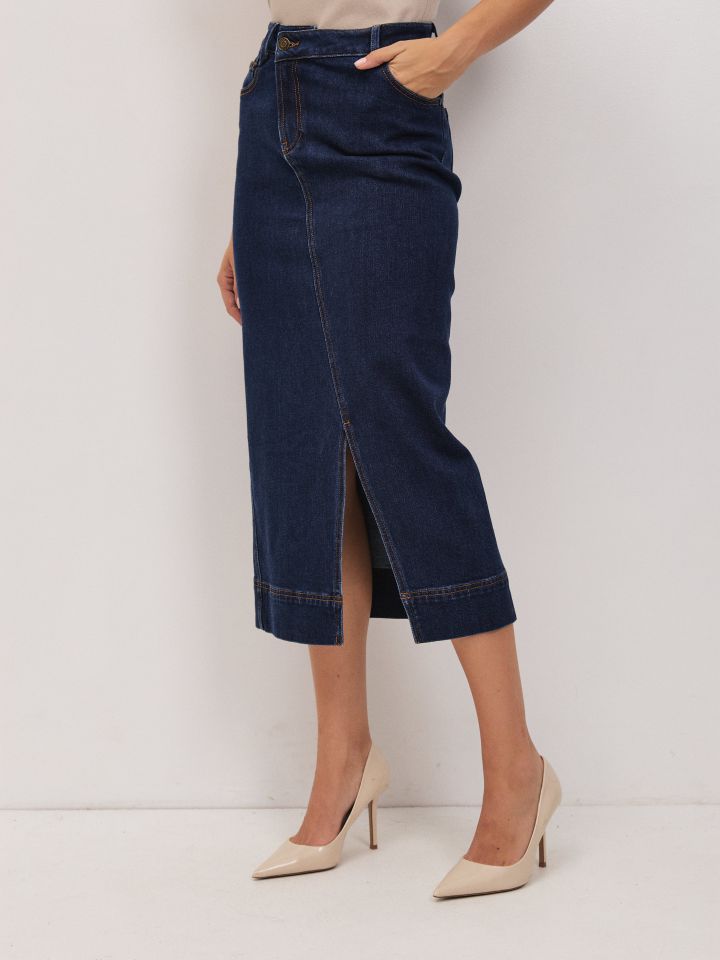 חצאית ג’ינס רוכסן באלכסון בצבע ג’ינס כהה