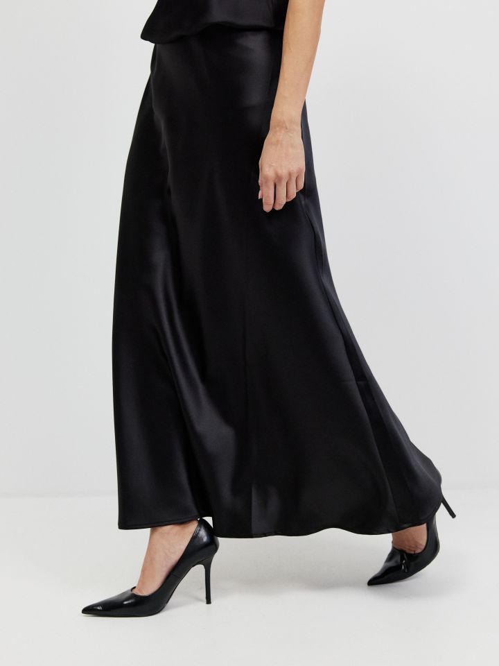 חצאית סטן חלקה בצבע שחור