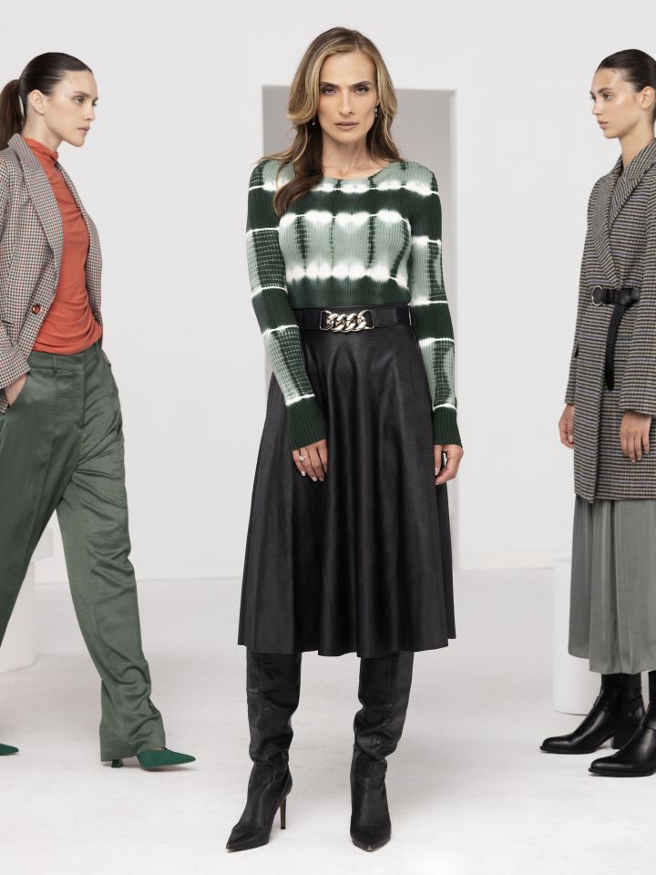 חצאית דמוי עור בצבע שחור