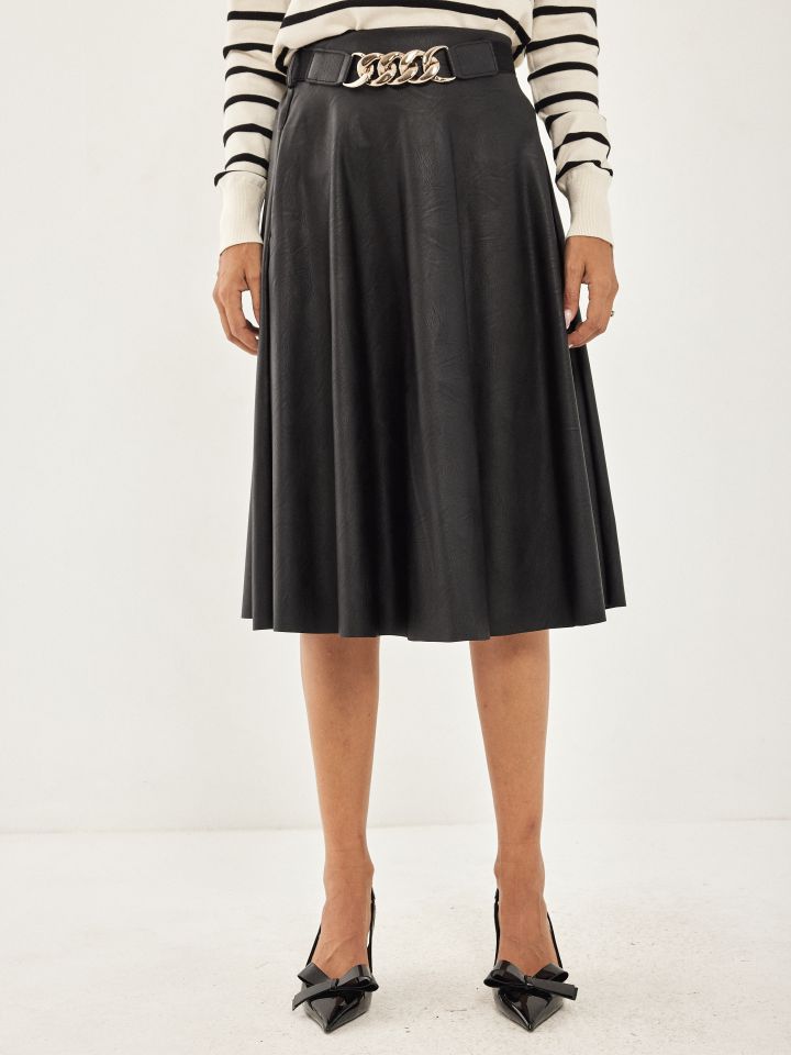 חצאית דמוי עור בצבע שחור