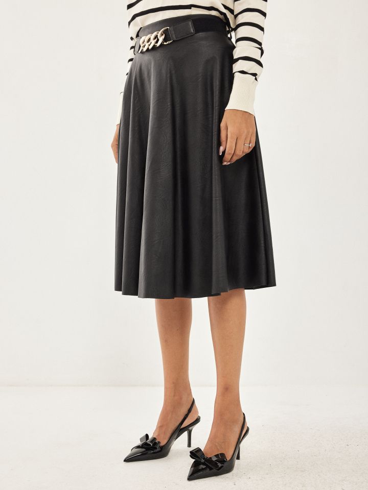 חצאית דמוי עור בצבע שחור