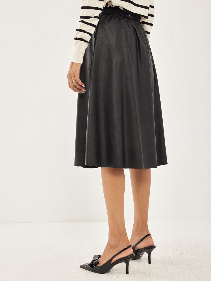 חצאית דמוי עור בצבע שחור