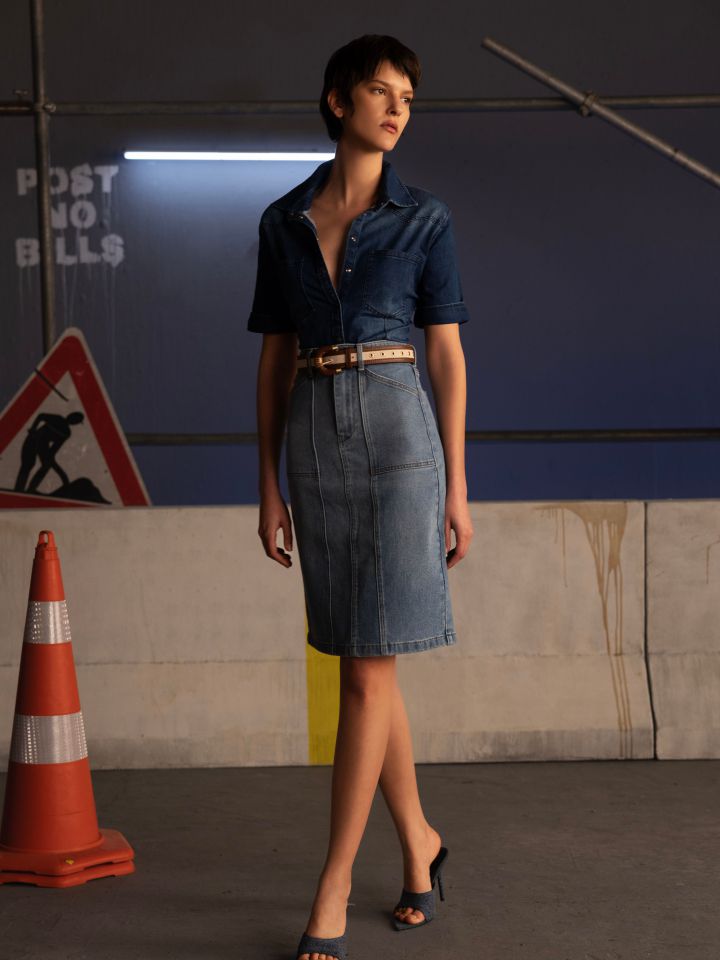 חצאית ג’ינס כיסים בצבע ג’ינס בהיר