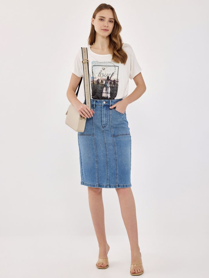 חצאית ג’ינס כיסים בצבע ג’ינס בהיר