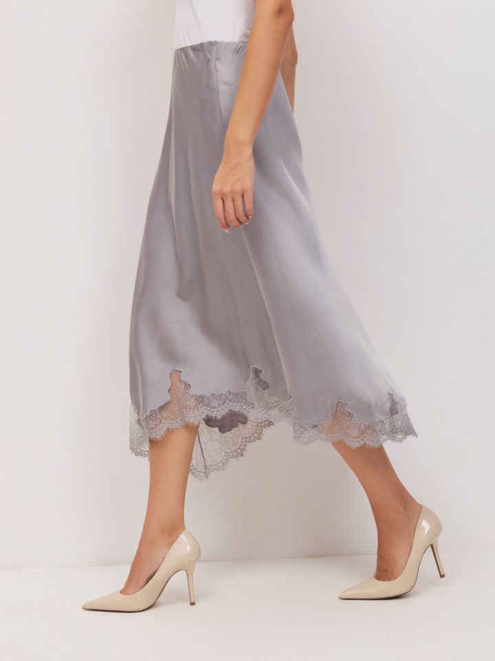 חצאית סטן שילוב תחרה בצבע אפור