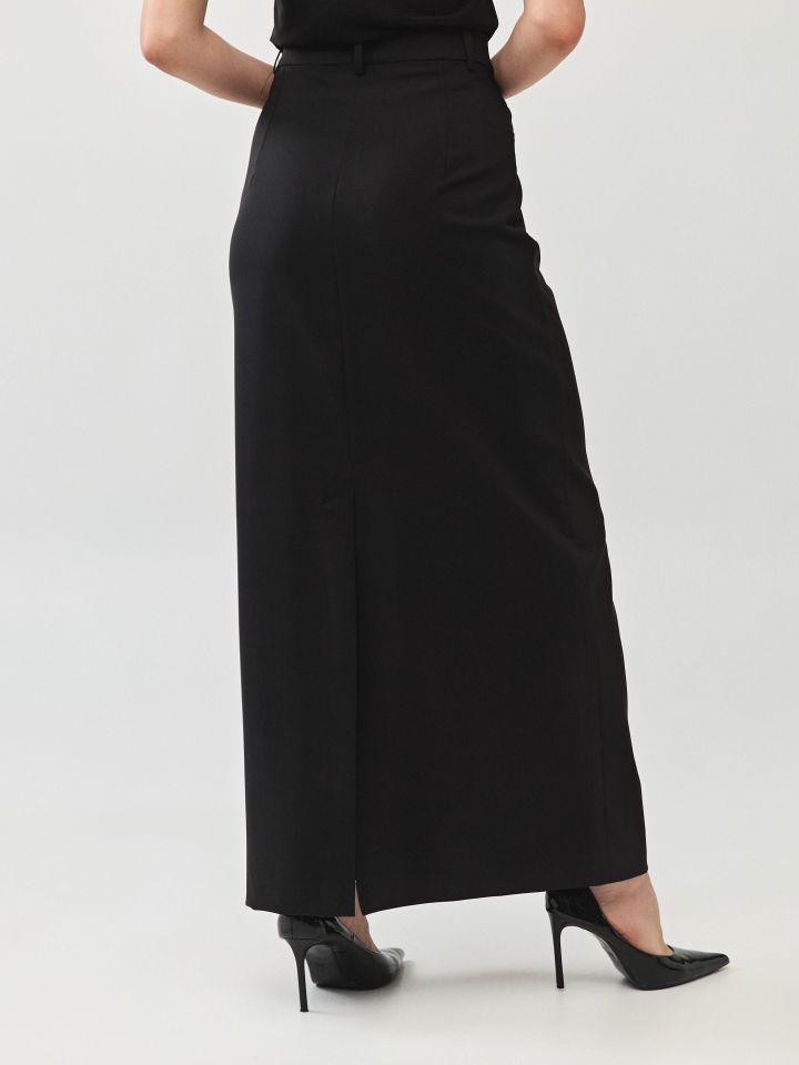 חצאית קומו ארוכה בצבע שחור