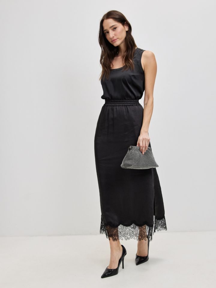 חצאית סטן שילוב תחרה בצבע שחור