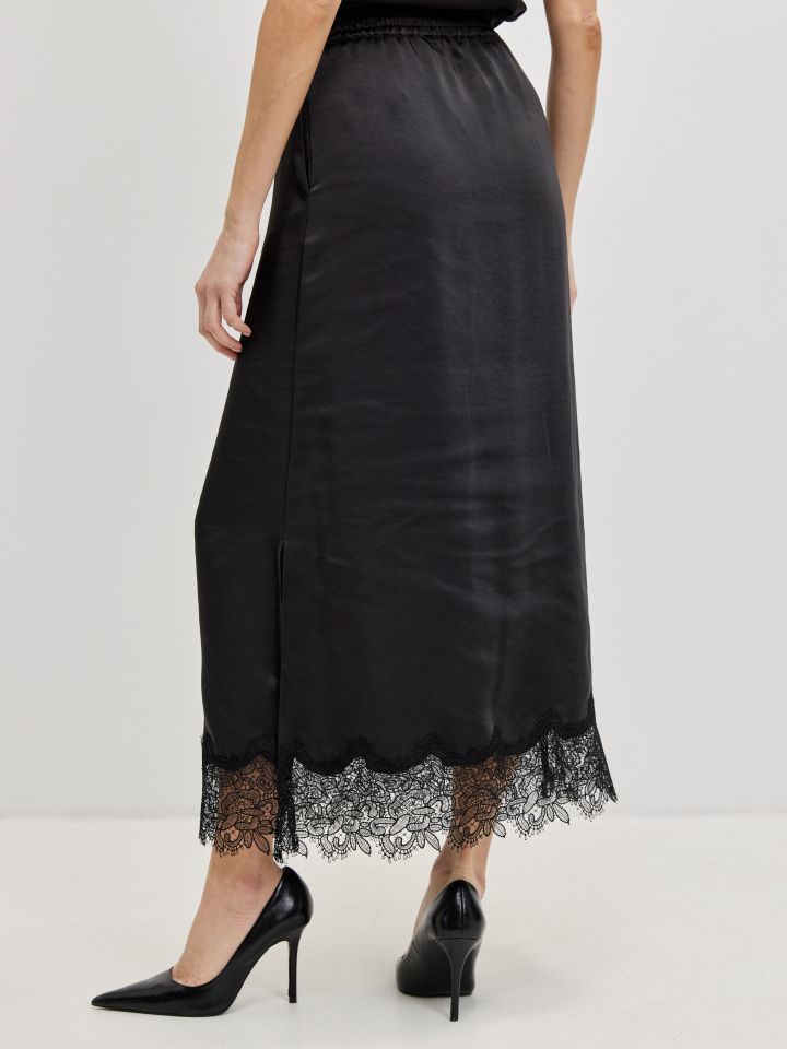 חצאית סטן שילוב תחרה בצבע שחור