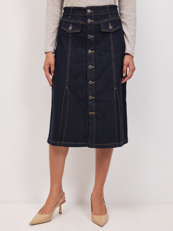 חצאית ג’ינס כפתורים בצבע ג’ינס כהה