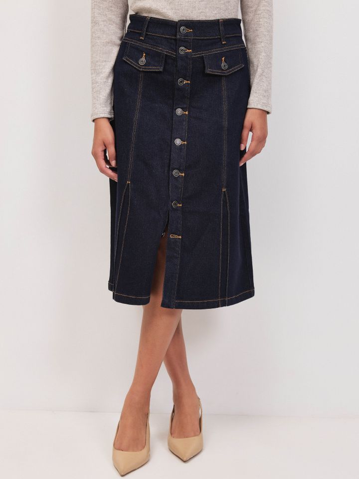 חצאית ג’ינס כפתורים בצבע ג’ינס כהה
