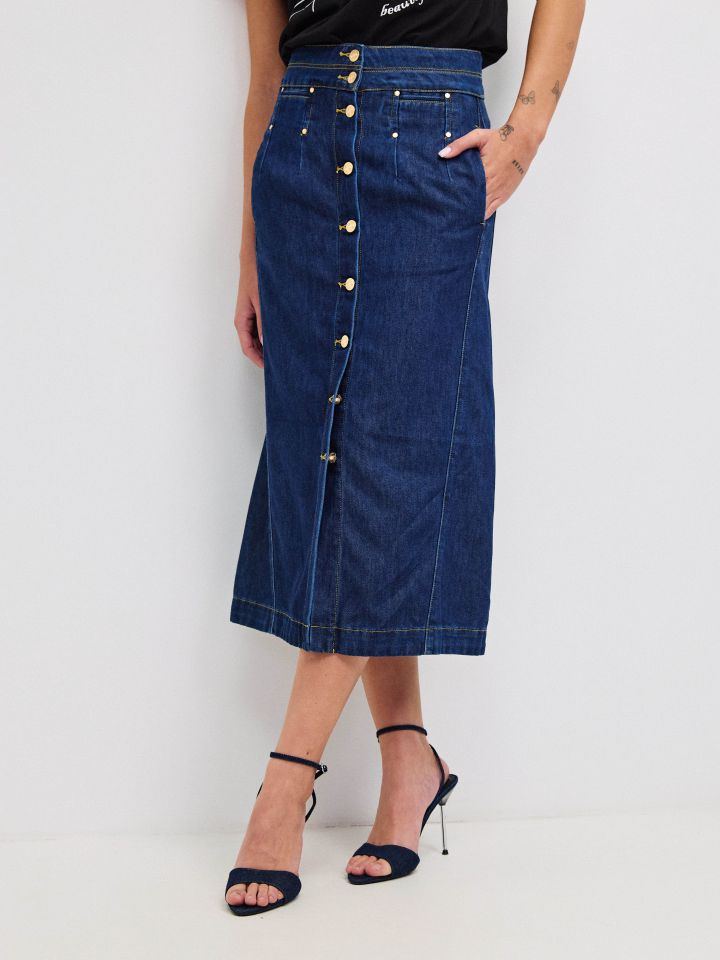 חצאית ג’ינס כפתורים בצבע ג’ינס כהה