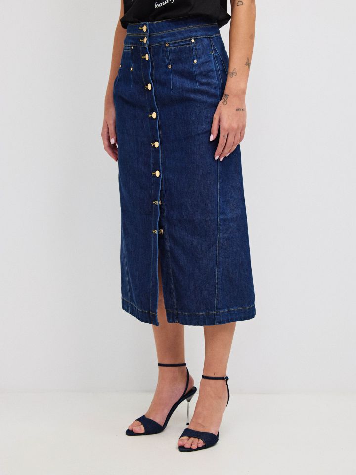 חצאית ג’ינס כפתורים בצבע ג’ינס כהה