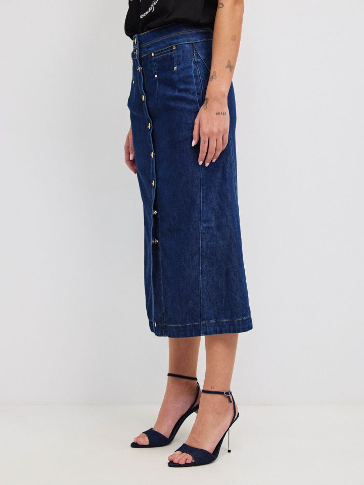 חצאית ג’ינס כפתורים בצבע ג’ינס כהה