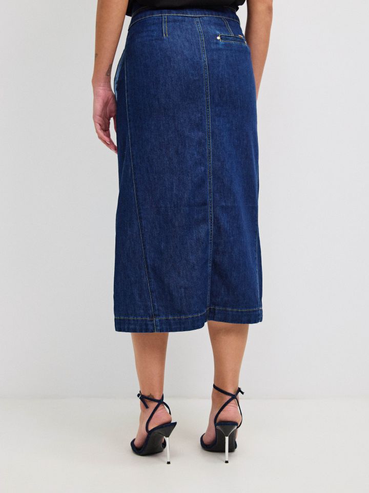 חצאית ג’ינס כפתורים בצבע ג’ינס כהה