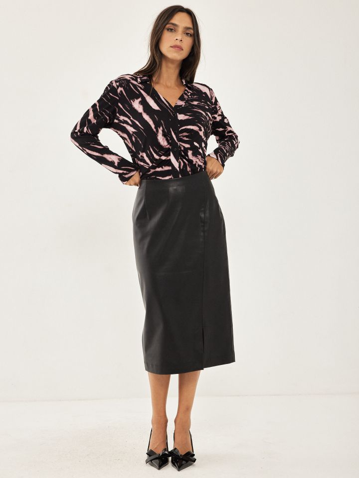 חצאית דמוי עור בצבע שחור