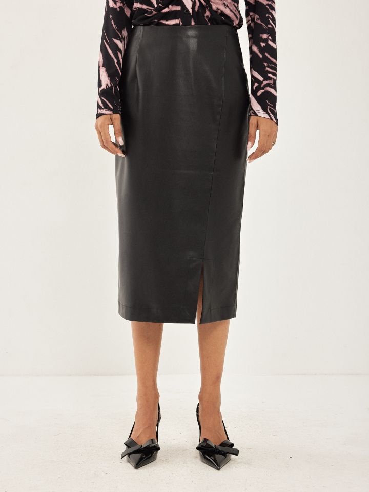 חצאית דמוי עור בצבע שחור