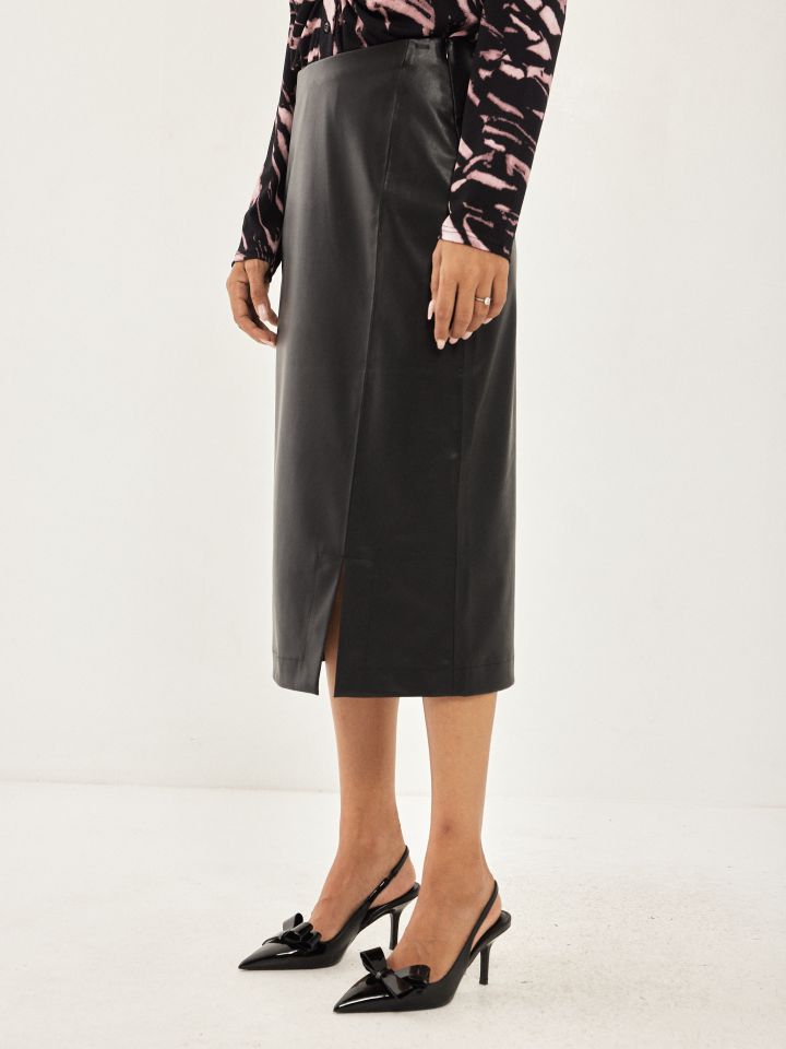 חצאית דמוי עור בצבע שחור