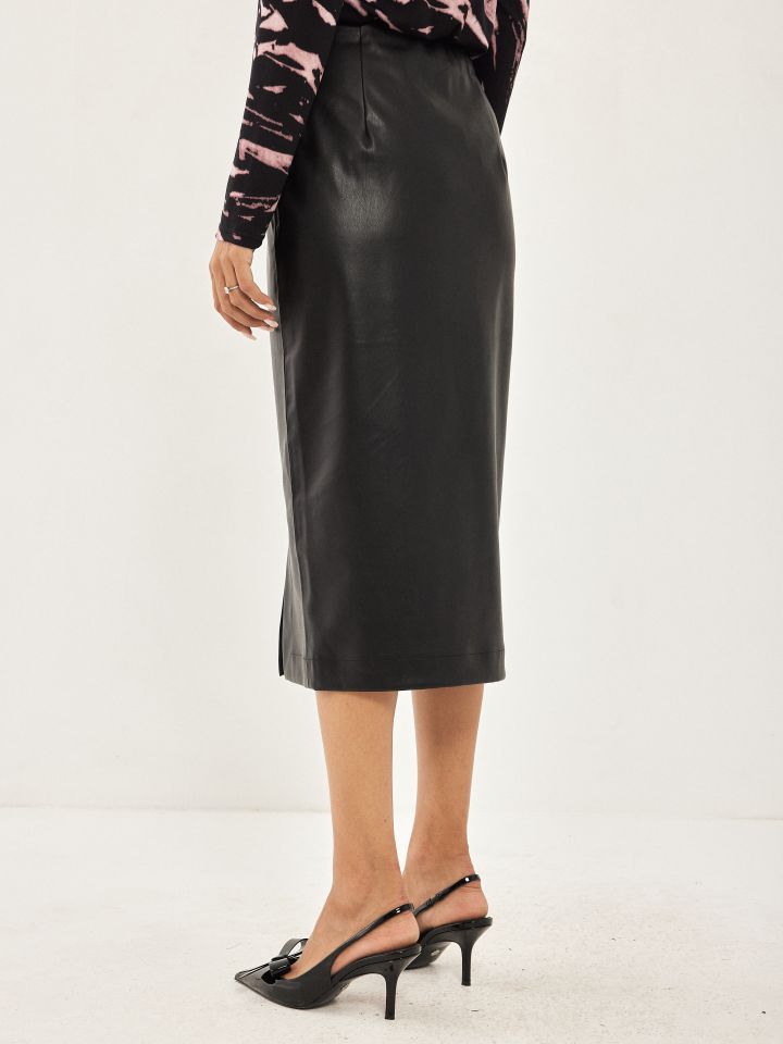 חצאית דמוי עור בצבע שחור