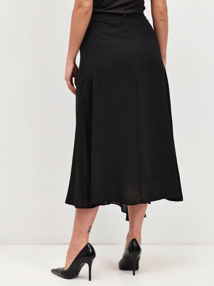 חצאית קרפ בצבע שחור