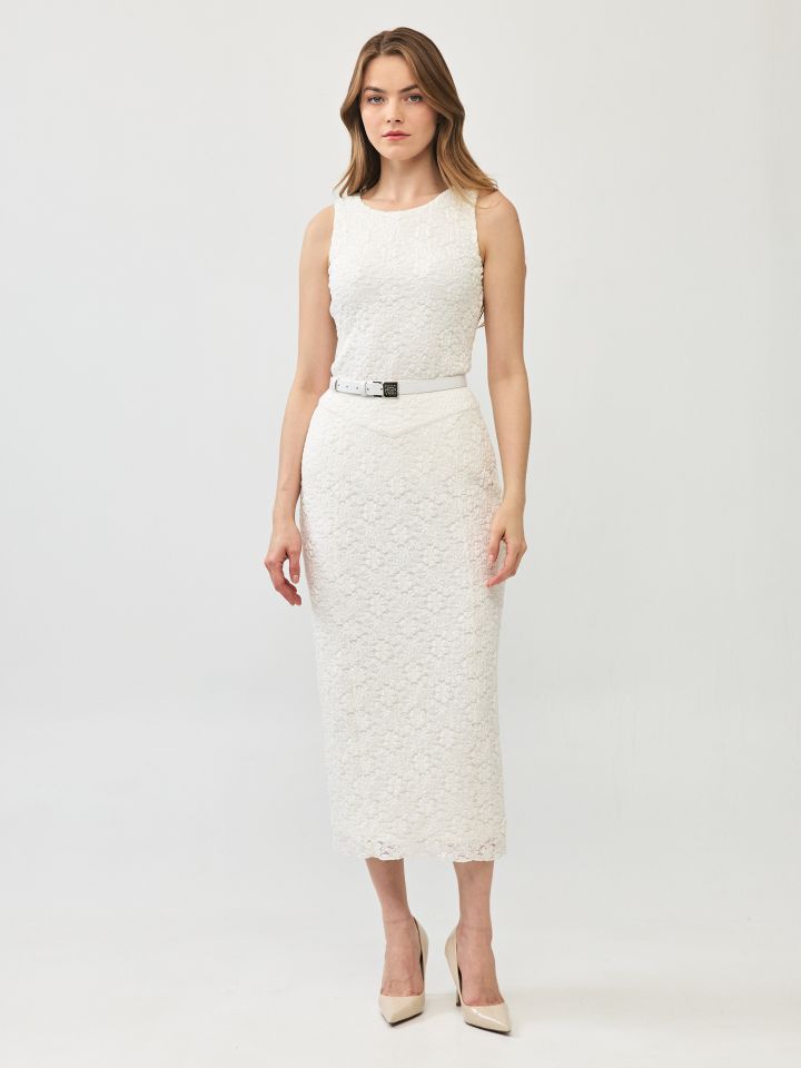 חצאית תחרה בצבע אופוויט