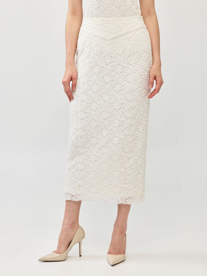 חצאית תחרה בצבע אופוויט