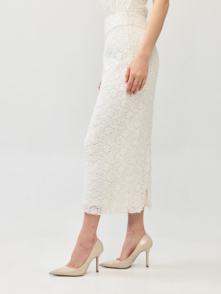 חצאית תחרה בצבע אופוויט