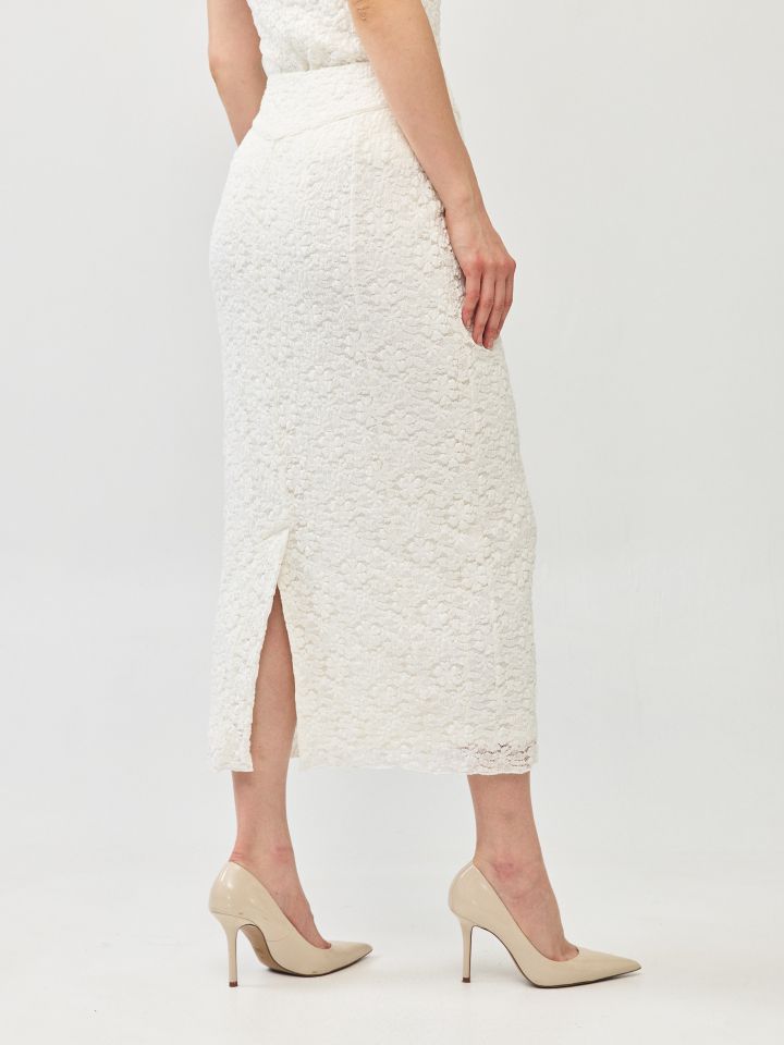 חצאית תחרה בצבע אופוויט