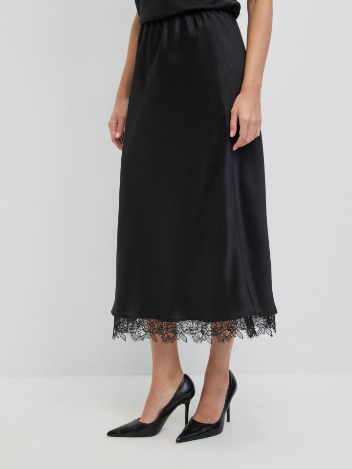 חצאית קרושה בצבע שחור