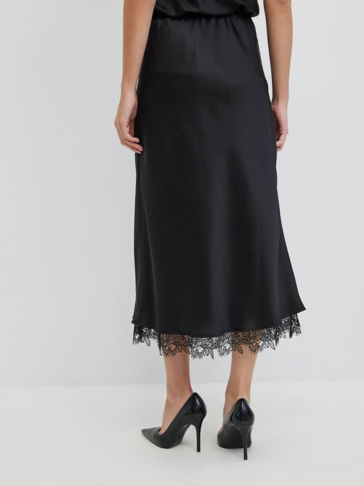 חצאית קרושה בצבע שחור