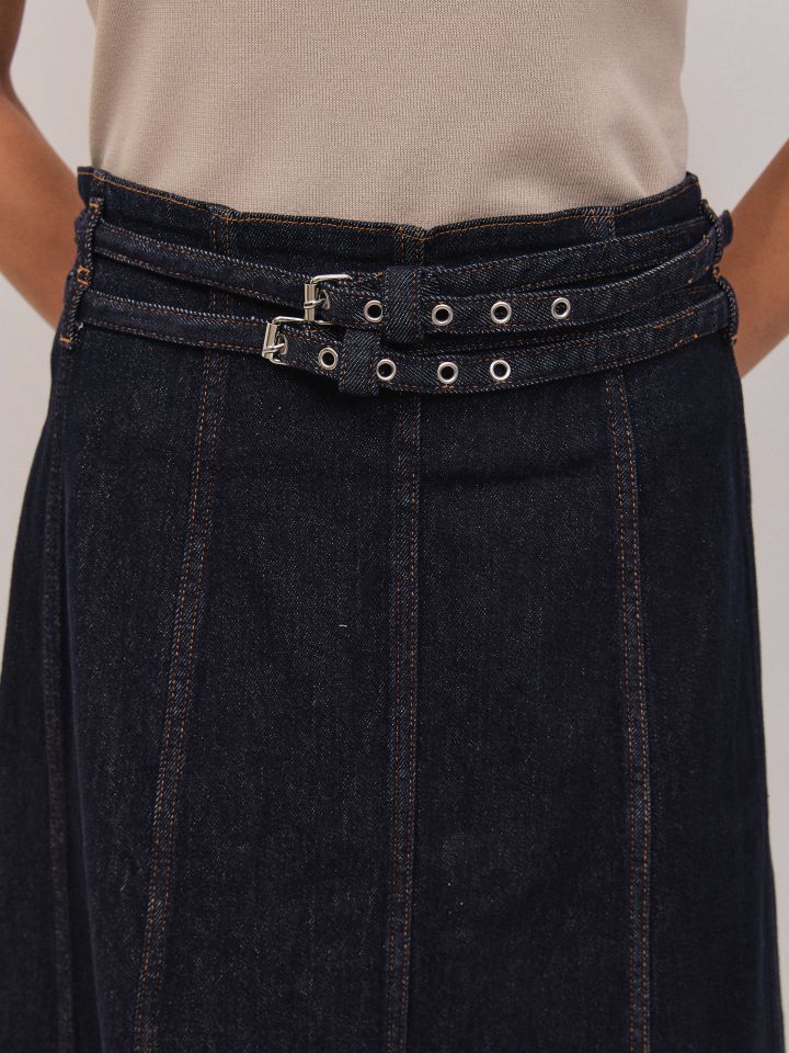 חצאית ג’ינס זוג חגורות בצבע ג’ינס כהה