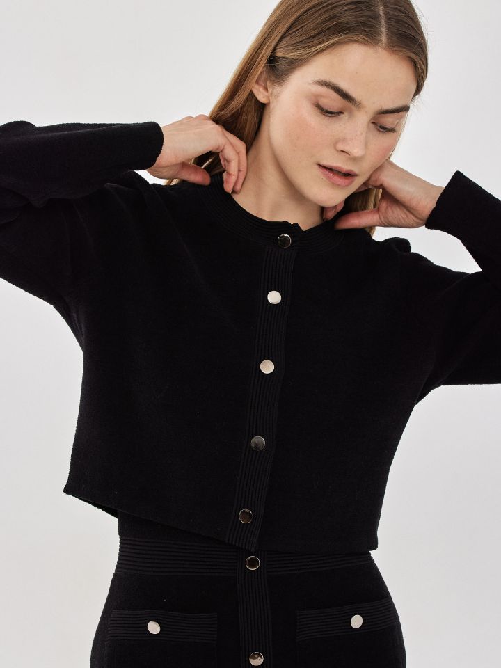 עליונית  סריג מראה שניל בצבע שחור