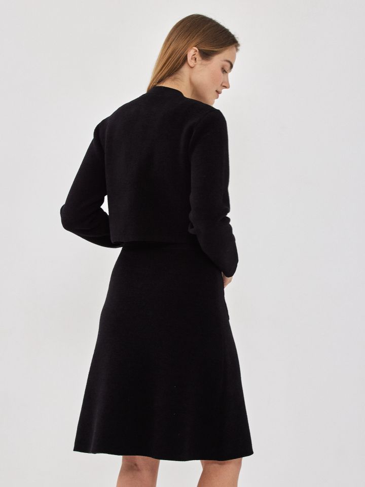 עליונית  סריג מראה שניל בצבע שחור